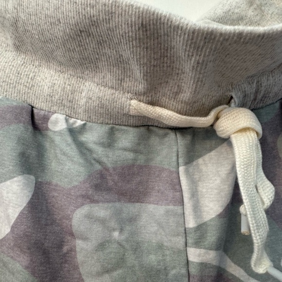NEW! Never worn camouflage comfy joggers. Standout! - Picture 6 of 9